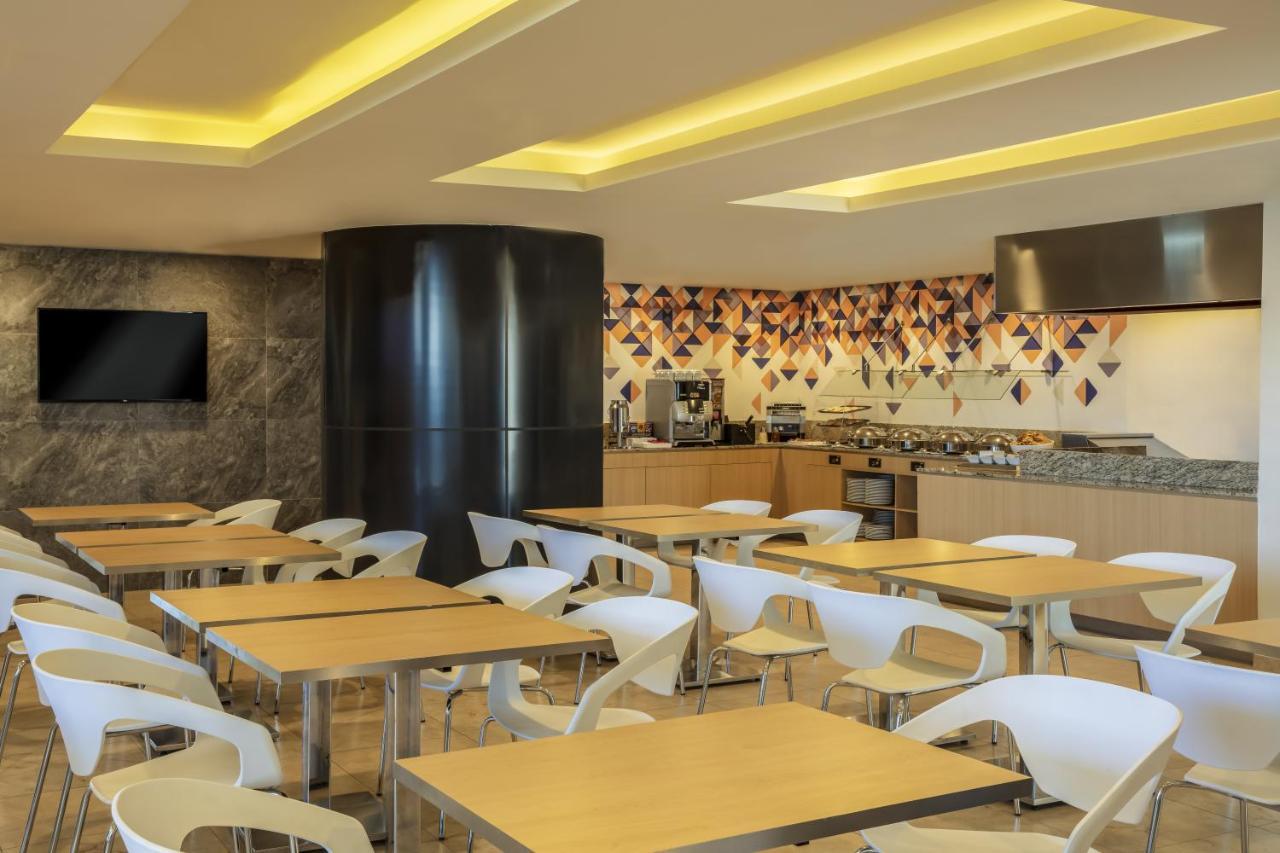 Fiesta Inn Express Queretaro Constituyentes Exterior photo